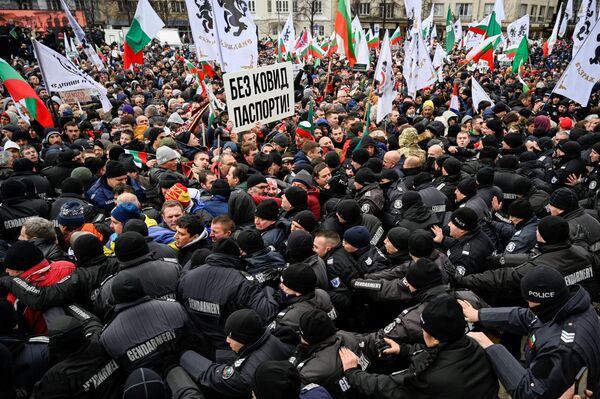 保加利亚索非亚抗议新冠病毒限制活动期间，示威者们与警察发生冲突。 - 俄罗斯卫星通讯社