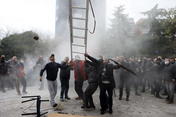 抗议者们利用梯子进入民主党在阿尔巴尼亚地拉那的总部。 - 永利官网卫星通讯社