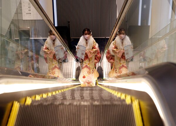 日本东京，自动扶梯上一名穿着和服、戴着口罩的女子。 - 俄罗斯卫星通讯社