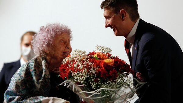 “铁人奶奶”赤脚站在钉子上100秒庆祝自己百岁生日 