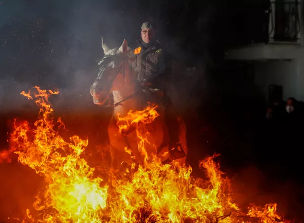 西班牙拉斯鲁米纳里亚斯节，一名男子骑着马穿越篝火堆。 - 俄罗斯卫星通讯社
