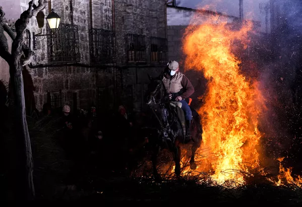 西班牙拉斯鲁米纳里亚斯节，一名男子骑着马穿越篝火堆。 - 俄罗斯卫星通讯社