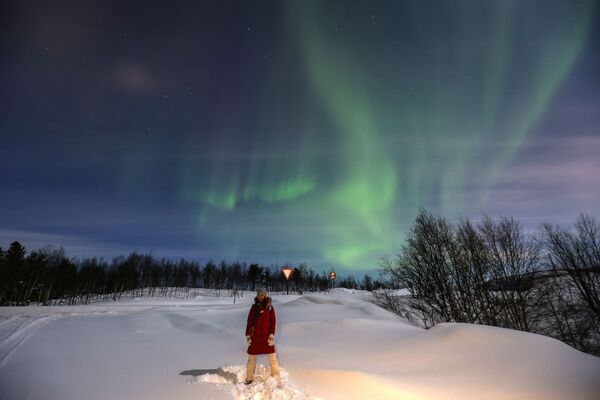 俄羅斯摩爾曼斯克州，一個女孩在北極光的背景下拍照。 - 俄羅斯衛星通訊社