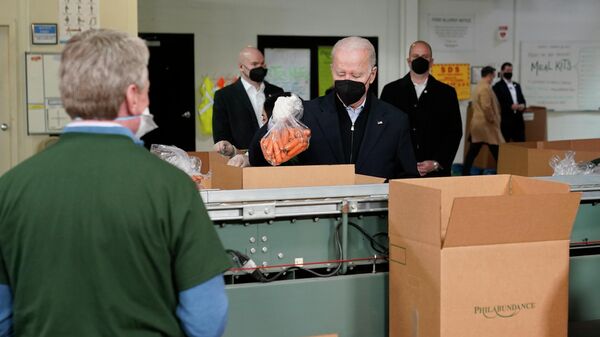 President Joe Biden packs produce while volunteering at hunger relief organization Philabundance - 俄罗斯卫星通讯社