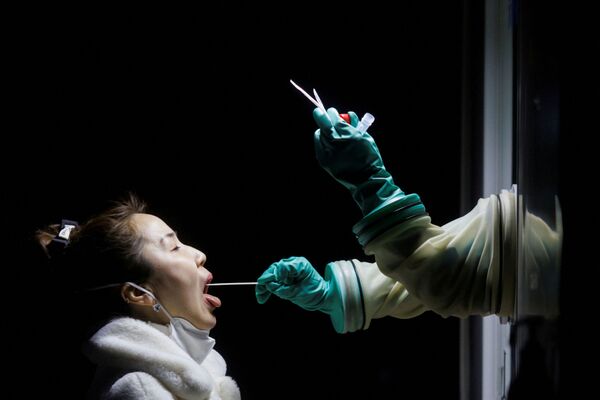 北京，正在接受新冠病毒核酸检测的女子。 - 俄罗斯卫星通讯社