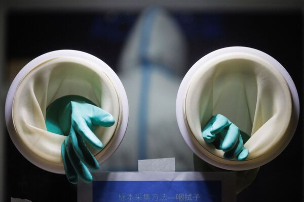 北京，新冠病毒核酸检测中的医务人员的手套。 - 俄罗斯卫星通讯社