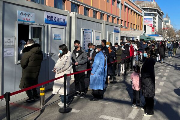 北京，人们排队等候接受新冠病毒核酸检测。 - 俄罗斯卫星通讯社