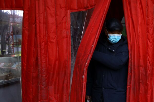 北京，戴着口罩出行的男子。 - 俄罗斯卫星通讯社