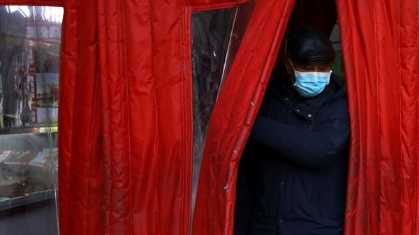 Мужчина в маске в Пекине  - 永利官网卫星通讯社