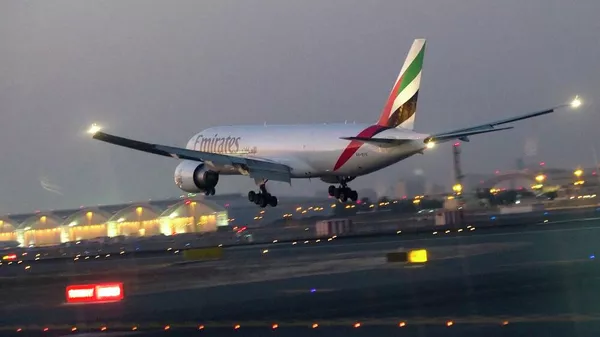 阿联酋航空一架载有246人的客机从迪拜飞往旧金山在圣彼得堡机场迫降