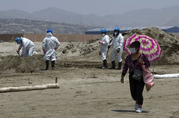 工作人員正在清理秘魯文塔尼拉海灘上的油污。 - 俄羅斯衛星通訊社