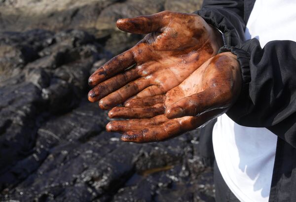 秘鲁文塔尼拉海滩，一名自行车手双手沾满油污。 - 俄罗斯卫星通讯社