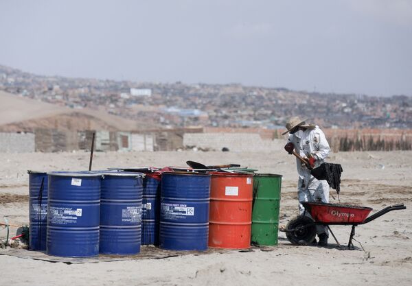 秘魯卡亞俄，工作人員在文塔尼拉的卡韋羅海灘上清除漏油。 - 俄羅斯衛星通訊社