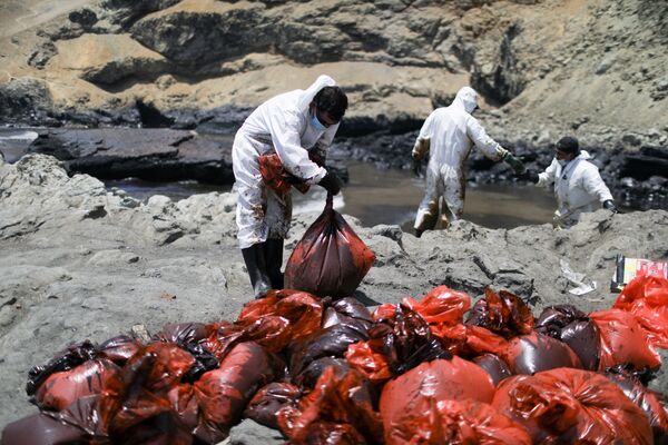 秘鲁卡亚俄，工作人员在文塔尼拉的卡韦罗海滩上清除漏油。 - 俄罗斯卫星通讯社