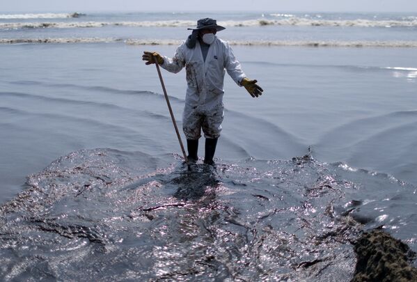秘鲁卡亚俄，工作人员在文塔尼拉的卡韦罗海滩上清除漏油。 - 俄罗斯卫星通讯社