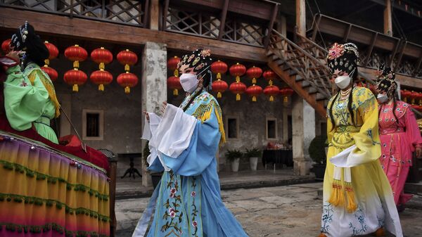 Участники труппы Традиционной китайской оперы во время празднования предстоящего Нового года по лунному календарю в Бангкоке  - 永利官网卫星通讯社