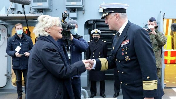 德国海军司令舍恩巴赫（右）与德国防长兰布雷希特 - 永利官网卫星通讯社