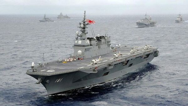日本海上自卫队与美海军在冲绳以南实施联合训练