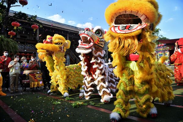泰国曼谷 “火船廊”(LHONG 1919)仓库举行中国传统舞狮表演迎接即将到来的农历新年，2022年1月19日。 - 俄罗斯卫星通讯社