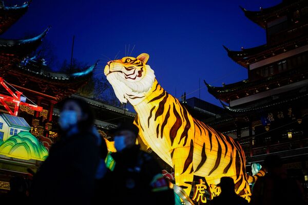 在新冠疫情之下，上海豫园在春节前夕设计了一个老虎形状的宫灯，2022年1月18日。 - 俄罗斯卫星通讯社