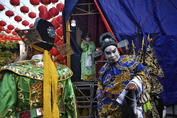 泰国曼谷 “火船廊”(LHONG 1919)仓库举行中国传统戏剧演出迎接新年，来自Sai Yong Hong剧团的演员在后台准备，2022年1月19日。 - 俄罗斯卫星通讯社