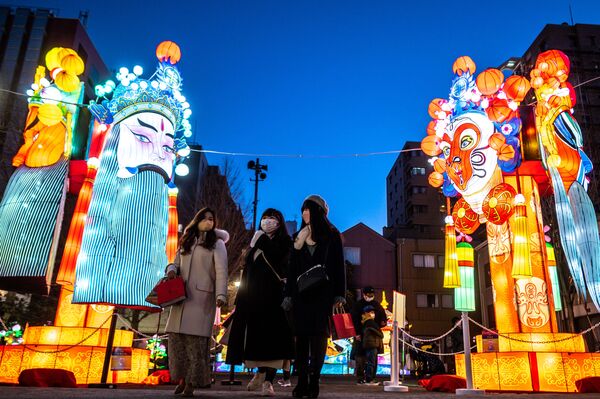 横滨市布设的中国京剧脸谱主题彩灯设施。 - 俄罗斯卫星通讯社