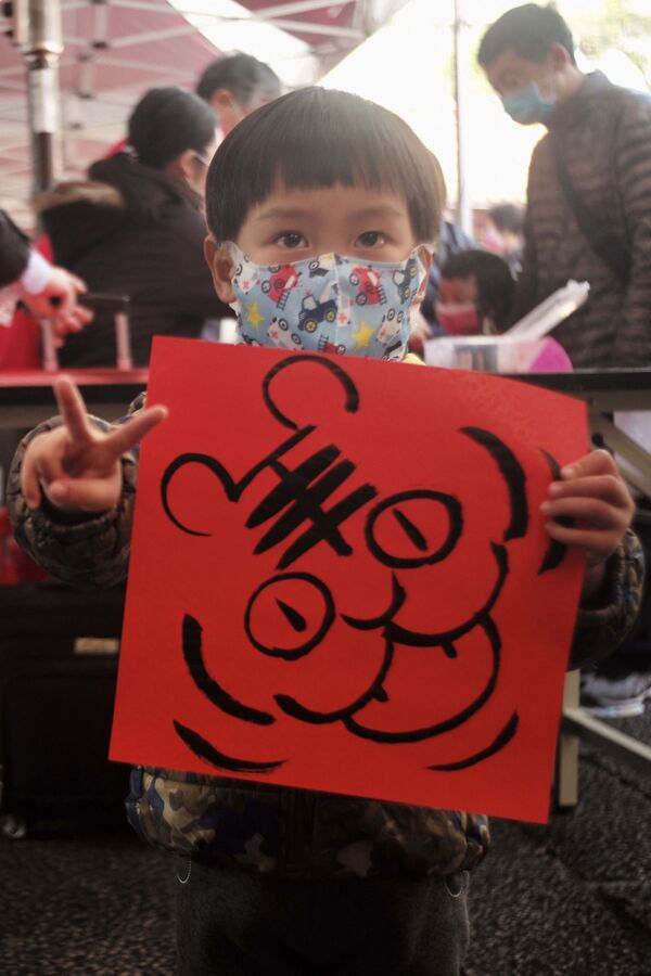 台北市小朋友展示自己的毛笔画。 - 俄罗斯卫星通讯社