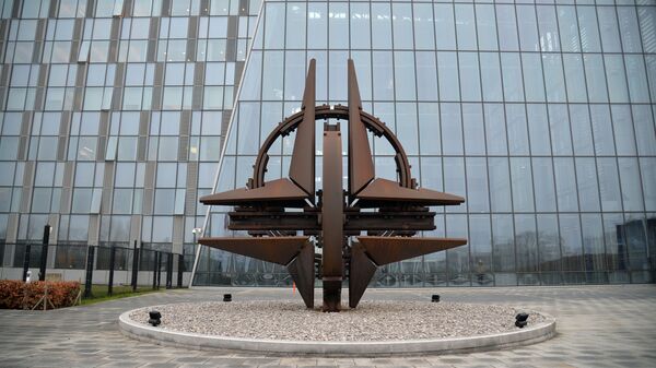 Логотип НАТО перед штаб-квартирой Организации Североатлантического договора в Брюсселе - 俄罗斯卫星通讯社