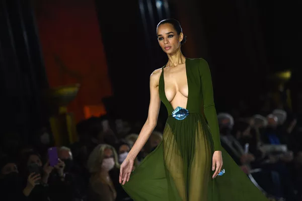 Модель в платье модельера Stephane Rolland сезона весна-лето 2022 на показе высокой моды в Париже