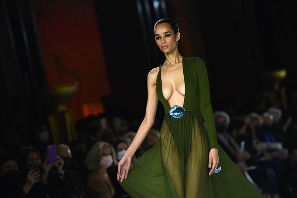 模特在巴黎2022春夏高定時裝秀上展示斯特凡·羅蘭的新款時裝。 - 俄羅斯衛星通訊社