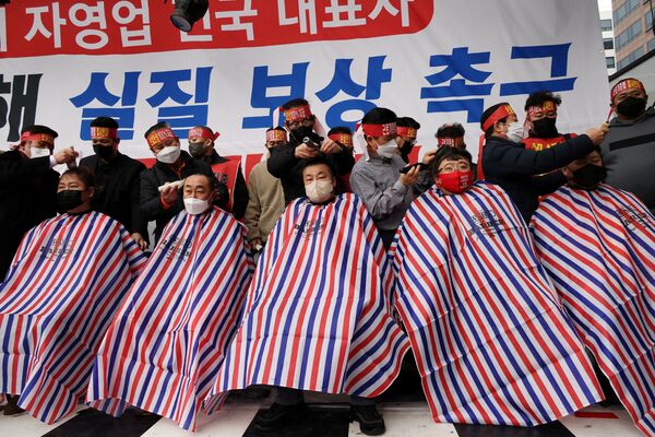 韩国企业主剃头抗议新的社交距离政策。 - 俄罗斯卫星通讯社