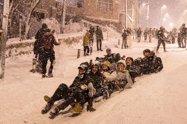 2022 年 1 月 24 日，伊斯坦布尔库楚克切克梅杰地区，孩子们在雪地里滑雪。 - 俄罗斯卫星通讯社