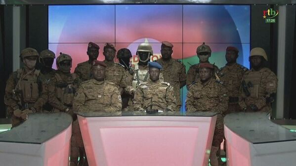 西非內陸國家布基納法索軍方控制國家，罷免總統，圖片中間為軍方代表韋德拉奧戈上尉。 - 俄羅斯衛星通訊社