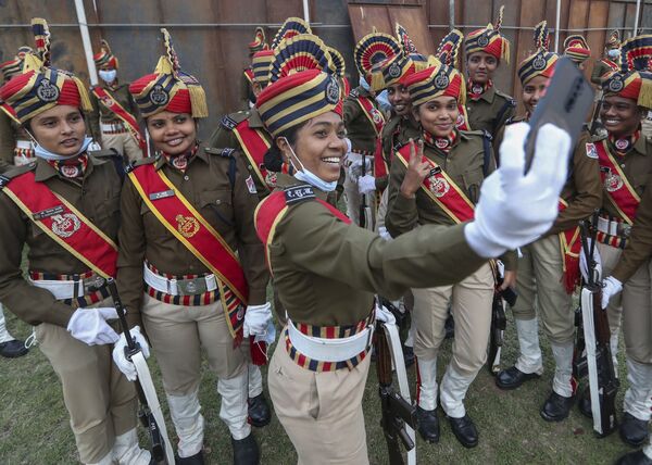 2022年1月26日，周三，印度，印度铁路警卫部队人员在庆祝海得拉巴共和国日期间自拍。 - 俄罗斯卫星通讯社