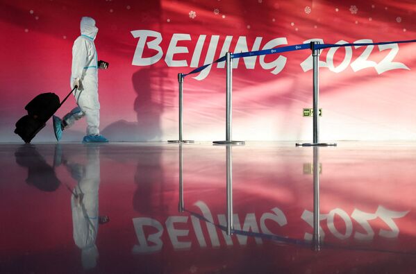 身穿防止冠状病毒传播个人防护装备的人走进北京国际机场。 - 俄罗斯卫星通讯社