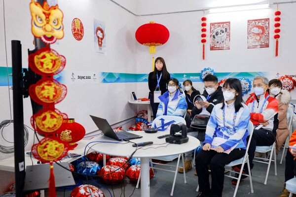 自愿者和工作人员通过视频电话参加会议。 - 俄罗斯卫星通讯社