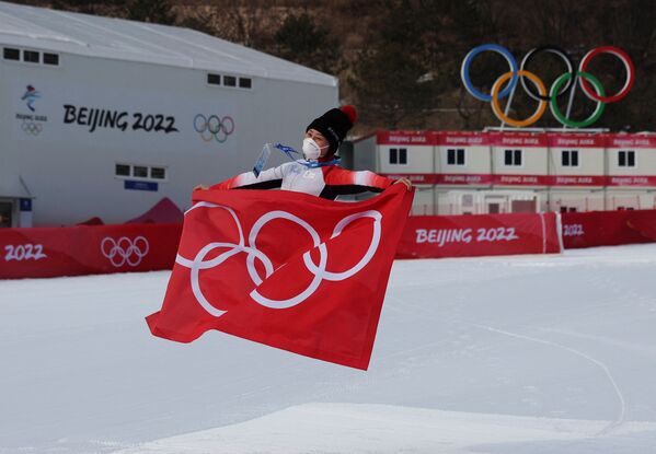 在延庆国家高山滑雪中心跳起来拍照的工作人员。 - 俄罗斯卫星通讯社