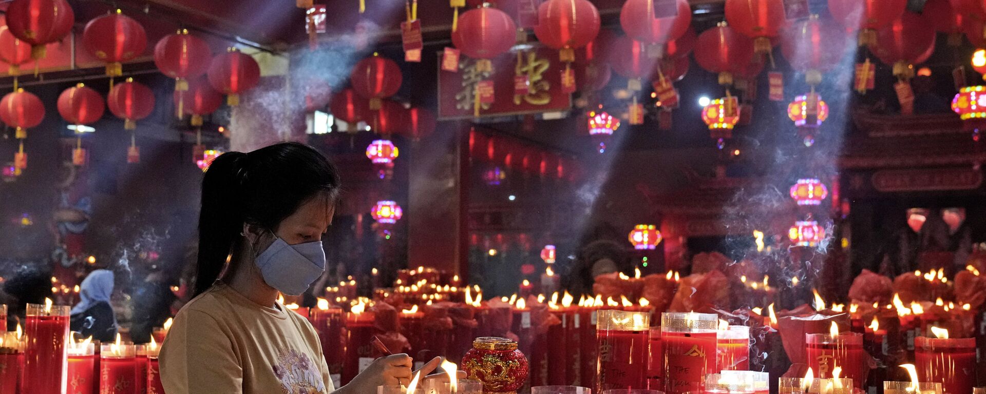 Зажжение свечи в храме во время празднования Нового года по лунному календарю в Индонезии  - 俄羅斯衛星通訊社, 1920, 01.02.2022