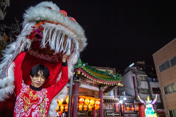 農歷新年前橫濱中華街公園裡的舞獅表演者。 - 俄羅斯衛星通訊社