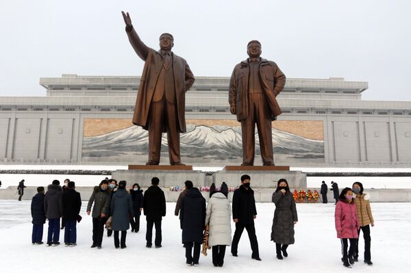 2022年2月1日，周二，农历新年期间，人们参观平壤万寿台的前朝鲜领导人金日成（左）和金正日的塑像。 - 俄罗斯卫星通讯社