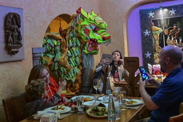 墨西哥中国社团成员在墨西哥的中国饭店内表演中国传统的舞龙。 - 俄罗斯卫星通讯社