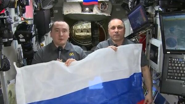 俄值守国际空间站宇航员挂上国旗预祝本国运动员取得胜利 - 俄罗斯卫星通讯社