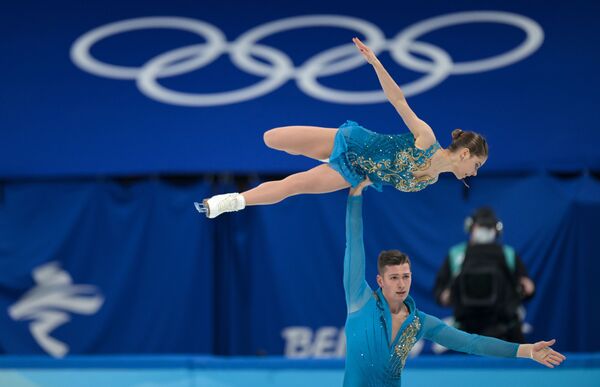 俄罗斯2022年北京冬奥会花样滑冰运动员阿纳斯塔西娅·米申娜与亚历山大·加尔亚莫夫。 - 俄罗斯卫星通讯社