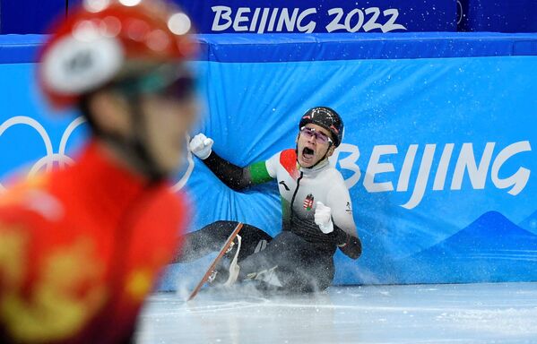 匈牙利短道运动员刘少林在比赛中摔倒。 - 俄罗斯卫星通讯社