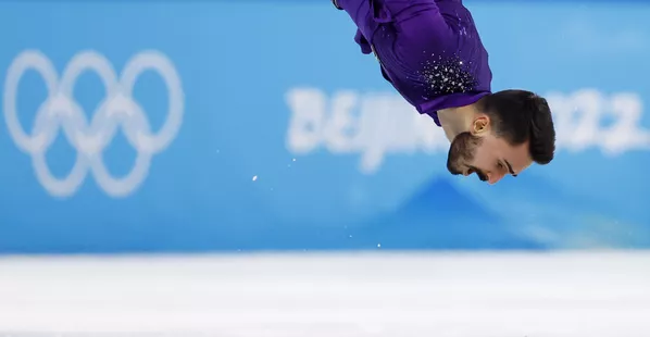 法國花樣滑冰運動員凱文·艾莫斯在冰場比賽。 法國花樣滑冰運動員凱文·艾莫斯在冰場比賽。 - 俄羅斯衛星通訊社