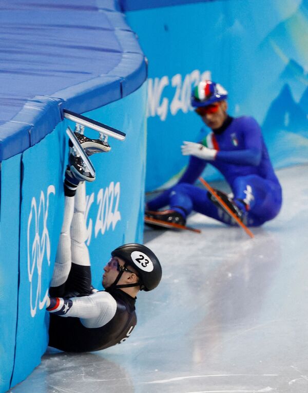 美国短道速滑运动员瑞安·皮维罗托与意大利运动员彼得罗·西盖尔在比赛中摔倒。 - 俄罗斯卫星通讯社