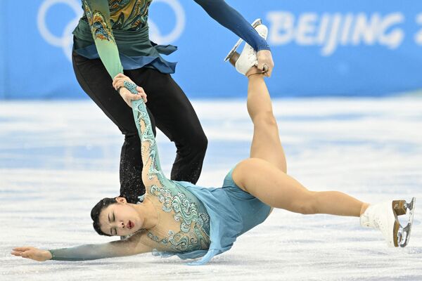 中国花样滑冰运动员王诗玥和柳鑫宇进行冰舞比赛。 - 俄罗斯卫星通讯社