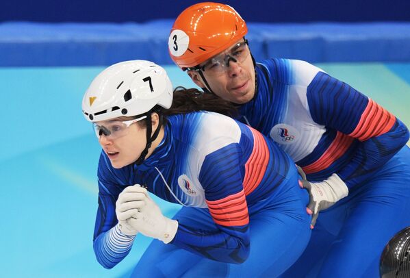 俄罗斯短道速滑运动员索菲亚·普罗斯维尔诺娃与谢苗·叶利斯特拉托夫在场上比赛。 - 俄罗斯卫星通讯社