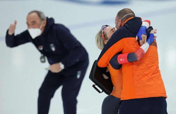 荷兰运动员艾琳·斯豪滕夺冠后庆祝。 - 俄罗斯卫星通讯社