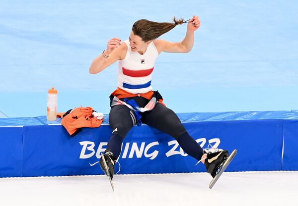 荷兰速度滑冰运动员伊琳·维斯特在场外休息。2月7日当天，伊琳·维斯特以1分53秒28的成绩夺得1500米速度滑冰冠军，同时还创造了新的世界纪录。 - 俄罗斯卫星通讯社